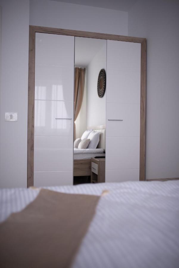 Apartament Denissia Орадеа Екстериор снимка